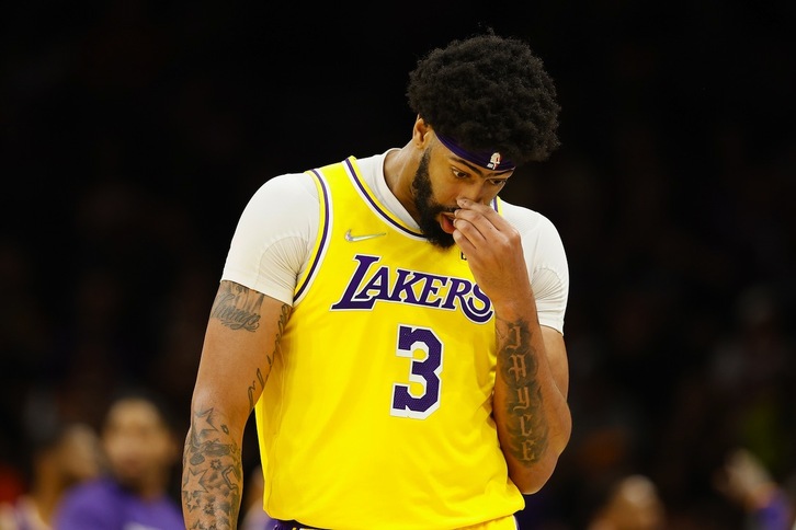 Anthony Davis se retira cabizbajo con los Lakers eliminados.