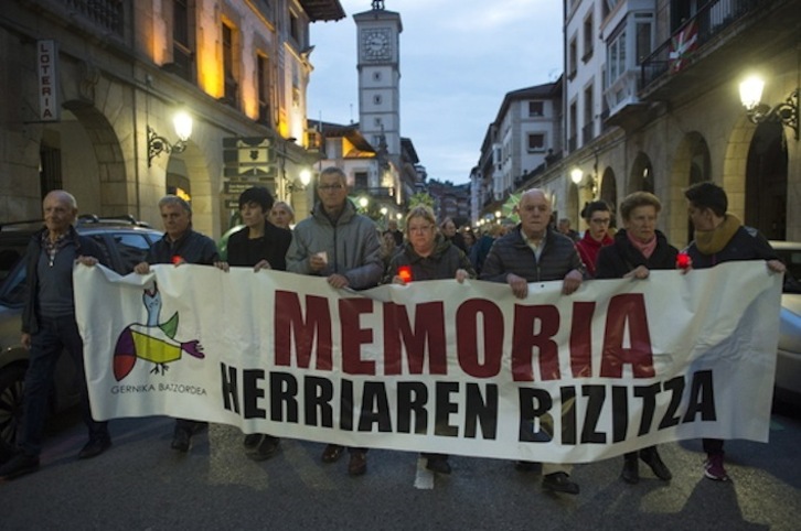 Manifestación con candelas en Gernika el 26 de abril de 2019.