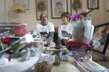 Manu Cabacas y Fina Liceranzu, entrevistados en su casa rodeados de recuerdos de si hijo Iñigo.