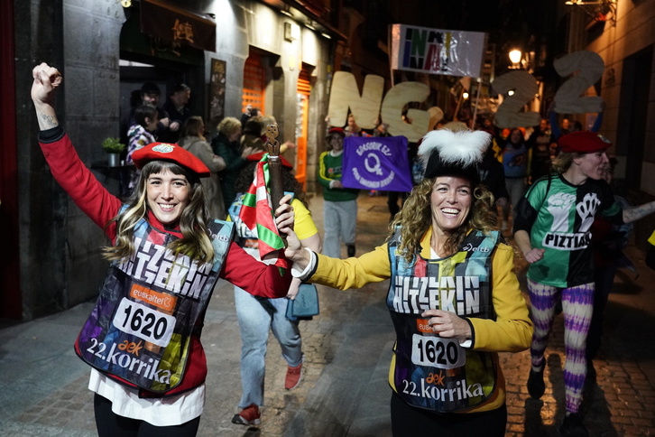 Konpartsak lasterketaren lehen lerroan, Bilboko Alde Zaharrean.