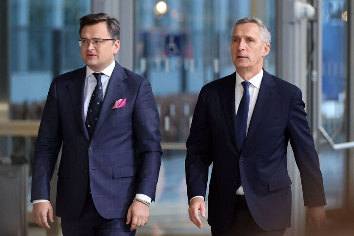 El ministro ucraniano de Exteriores, Dmytro Kuleba, y el secretario general de la OTAN, Jens Stoltenberg, en Bruselas.