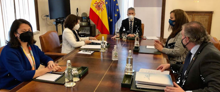El ministro Grande-Marlaska, en una reunión con la AVT.