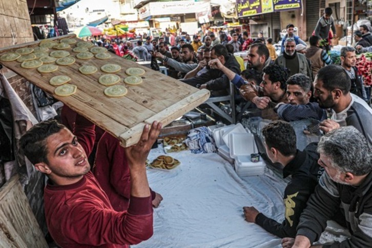 Un puesto de comida tradicional palestina en Rafah, en el sur de la Franja de Gaza, en uno de los primeros días del Ramadán.