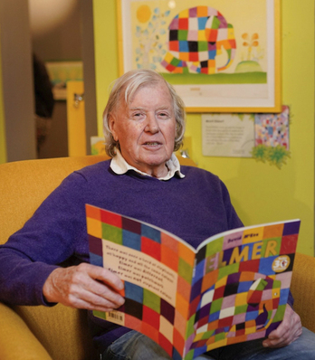 David McKee, creador del elefante Elmer. 