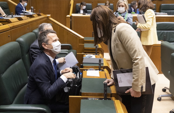 El consejero de Educación, Jokin Bildarratz, conversa con Miren Gorrotxategi. 