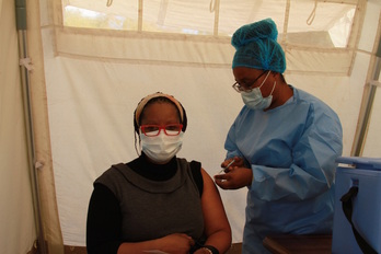 Vacunación contra el coronavirus en Harare, Zimbabue.