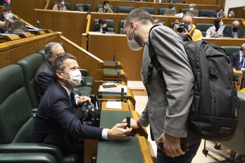 El parlamentario de EP-IU Iñigo Martínez saluda al consejero de Educación, Jokin Bildarratz, en el Parlamento de Gasteiz.