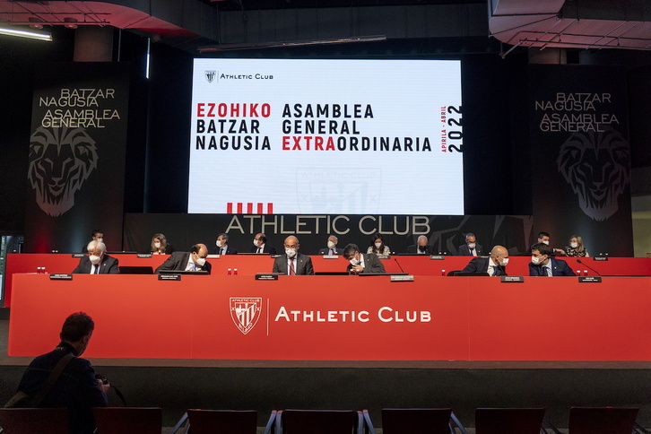Imagen de la Asamblea Extraordinaria del Athletic sobre la creación de la grada popular celebrada el 7 de abril.
