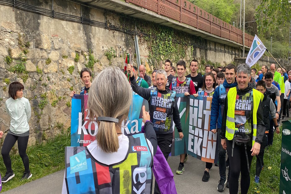 2028.kilometroan lekukoa esku batetik bestera aldatzen, Billabonatik Irurako bidean. 2028.kilometroan lekukoa esku batetik bestera aldatzen, Billabonatik Irurako bidean.