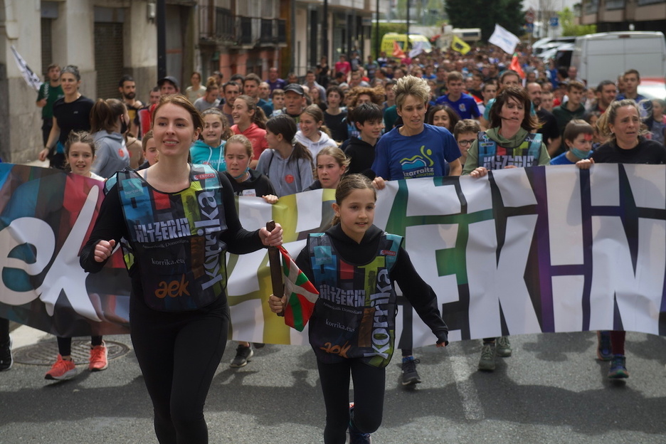 Azpeitian jendetza batu zaio Korrikari. Azpeitian jendetza batu zaio Korrikari.