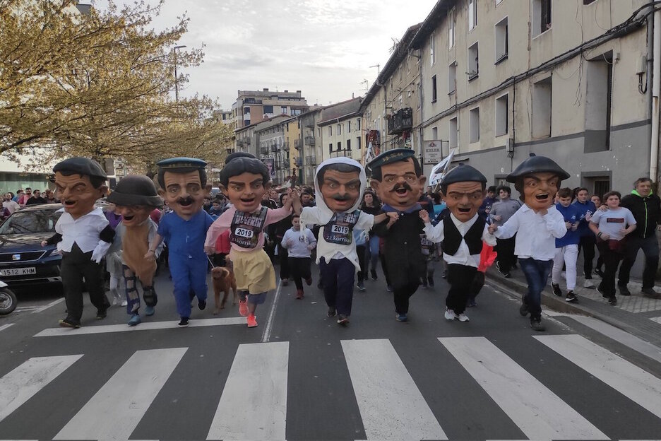 Andoaingo Buruhandien Konpartsak harrera beroa egin dio euskararen olatuari. Andoaingo Buruhandien Konpartsak harrera beroa egin dio euskararen olatuari.