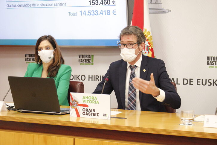 Gorka Urtaran junto a Maider Etxeberria.