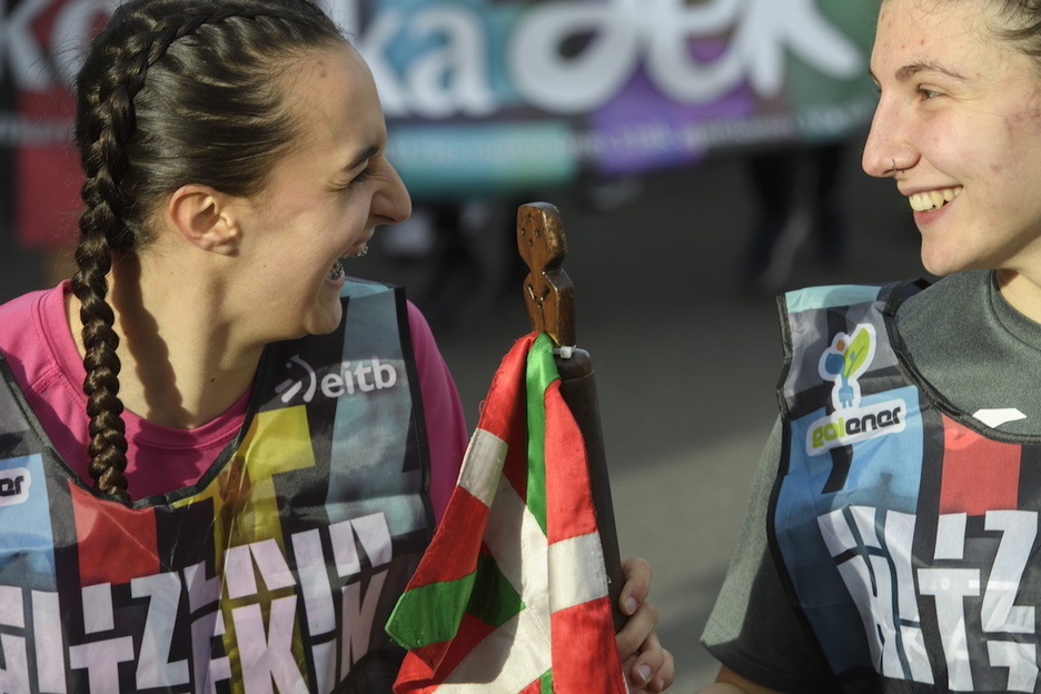 Korrikarekin batera irribarreak iritsi dira. Korrikarekin batera irribarreak iritsi dira.