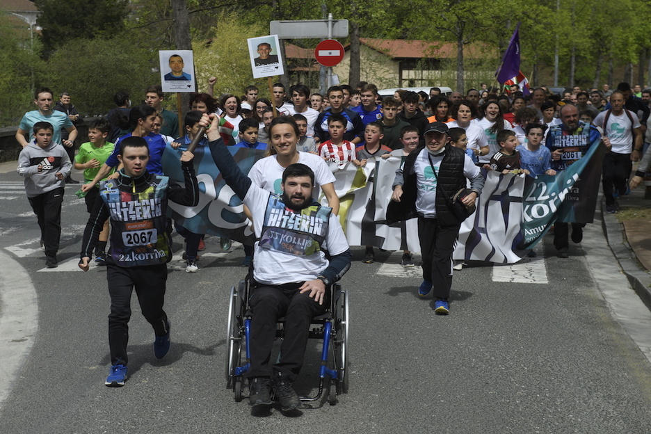 Lasterka zein gurpil gainean, nork bere erara hartu du parte Korrikan. Lasterka zein gurpil gainean, nork bere erara hartu du parte Korrikan.