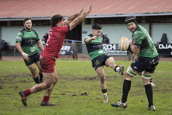 Iker Olaeta, baloia jaurtitzen Ordiziaren aurkako derbian. 