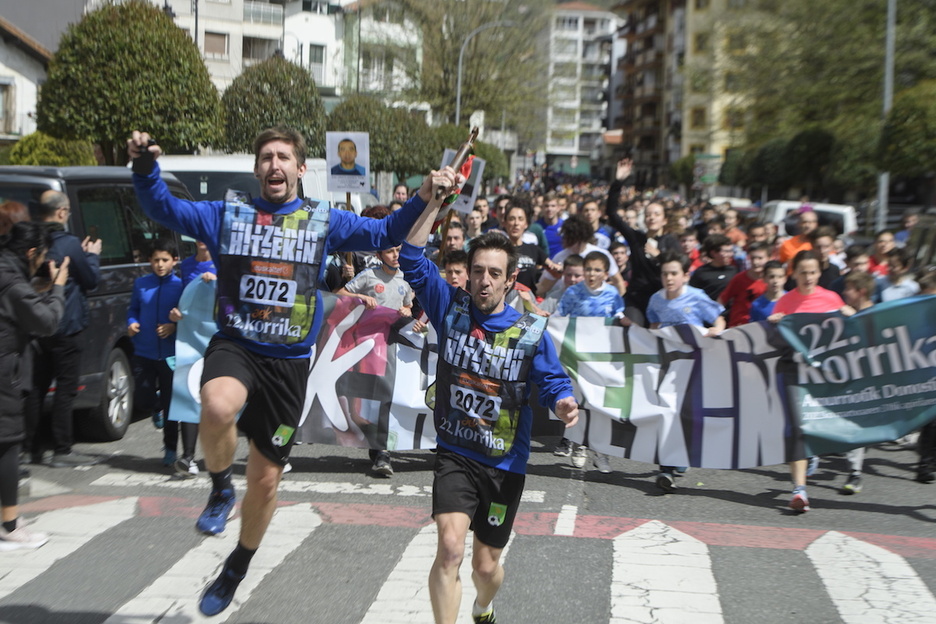 Azpeitian saltoka jaso dute euskararen aldarria. Azpeitian saltoka jaso dute euskararen aldarria.