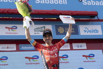 Pello Bilbao, feliz en el podio tras lograr su objetivo de ganar en la Itzulia.