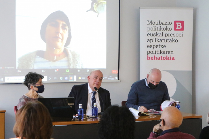 Teresa Toda (Foro Social), Emilio Olabarria y Aitzol Asla (Behatokia), con Puerto Solar (Instituciones Penitenciarias) en pantalla.