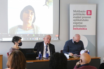 Teresa Toda (Foro Social), Emilio Olabarria y Aitzol Asla (Behatokia), con Puerto Solar (Instituciones Penitenciarias) en pantalla.