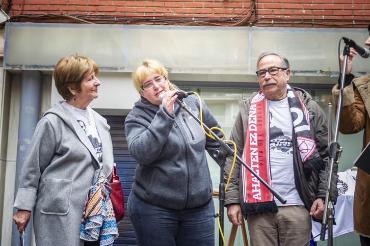 La madre y el padre de Iñigo Cabacas, reconfortados en el emotivo acto de este aniversario. 