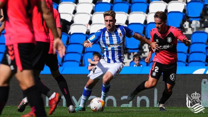 Navarro, autor del gol txuriurdin, se lleva el balón ante Larrea.