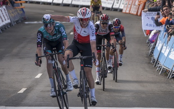 Ion Izagirre se ha rehecho de la caída y ha vencido en Arrate.