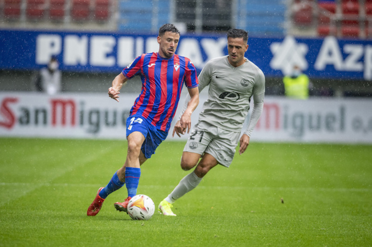 Javi Muñoz conduce el balón durante el partido que enfrentó a Eibar e Ibiza en la primera vuelta.