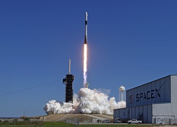 El cohete SpaceX Falcon 9, que llevaba la misión Axiom-1, despegando del Centro Espacial Kennedy este viernes, 8 de abril de 2022.