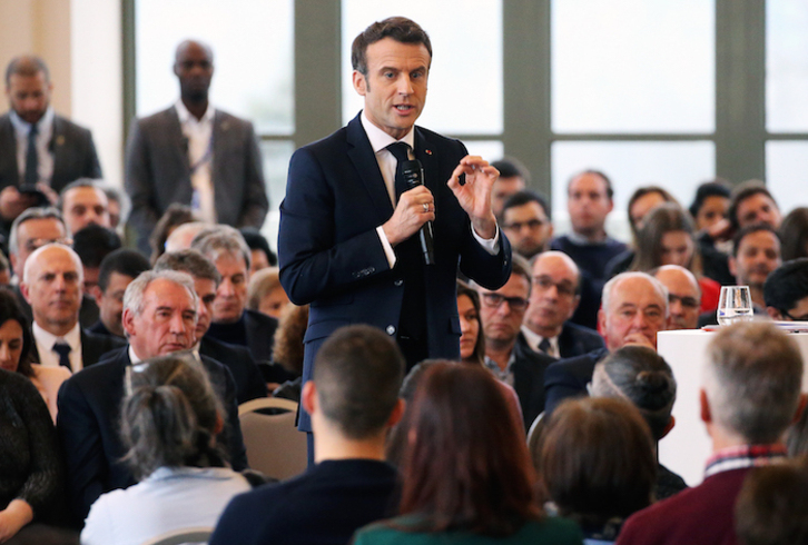 Emmanuel Macron visitó Pau el 18 de marzo. A su espalda, sentados, François Bayrou y Jean-Jacques Lasserre.