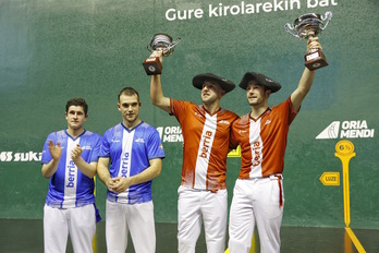 Aldabe eta Apezetxea, pozik euren txapelekin.