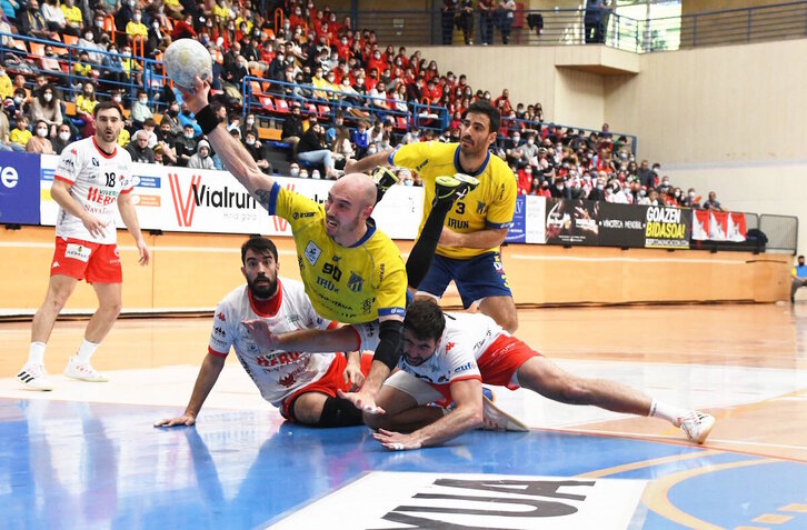 Los jugadores del Bidasoa-Irun han tenido que pelear hasta el final ante el Nava.