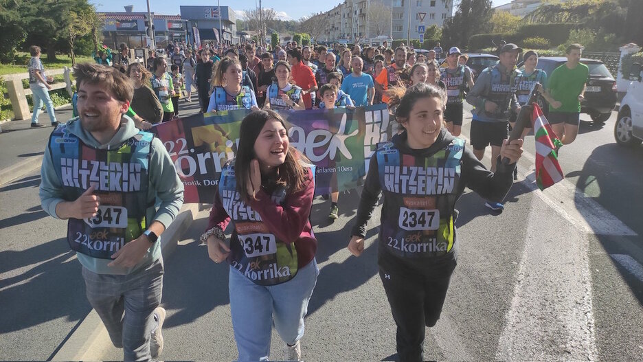 Errugbilari euskaldunak euskararen aldeko entseguak egin dituzte Korrikan. Errugbilari euskaldunak euskararen aldeko entseguak egin dituzte Korrikan.
