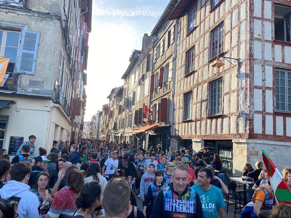 Jendetza bildu da Baionan Korrikan parte hartzeko. Jendetza bildu da Baionan Korrikan parte hartzeko.