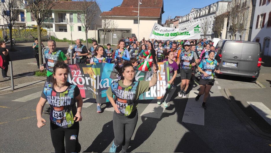 Xuti Gazte dinamikako kideek goi mailako ikasketak euskaraz egiteko eskubidea aldarrikatu dute. Xuti Gazte dinamikako kideek goi mailako ikasketak euskaraz egiteko eskubidea aldarrikatu dute.