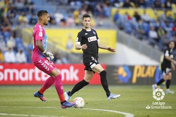 Guru presiona al guardameta local Valles.