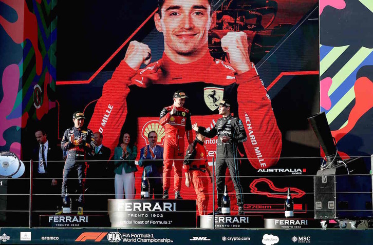 Charles Leclerc (Ferrari), Sergio Perez eta George Russellekin batera Australiako podiumean.