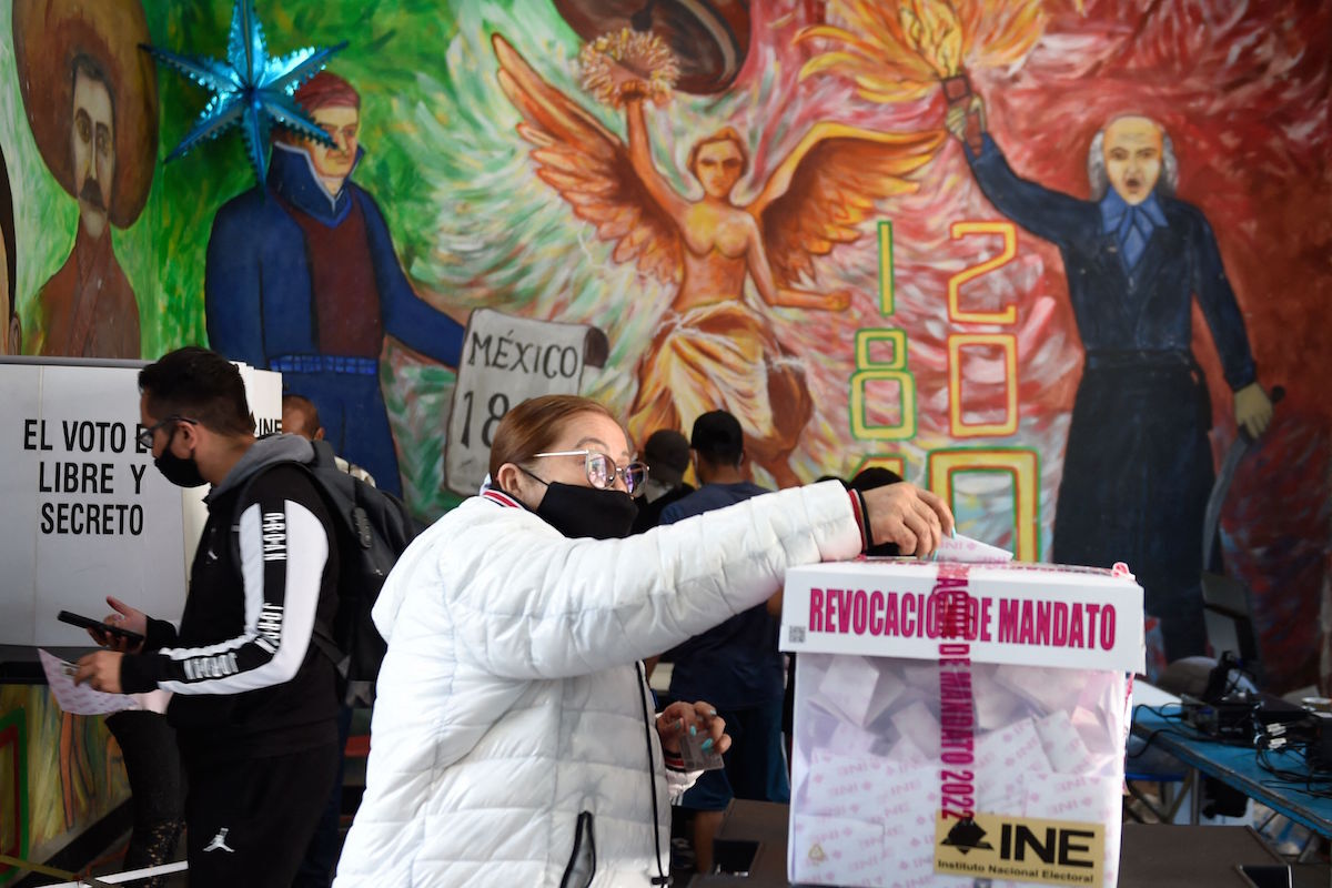 Gente votando en el referéndum sobre la revocación del mandato del presidente mexicano Andrés Manuel López Obrador. (Alfredo ESTRELLA | AFP)