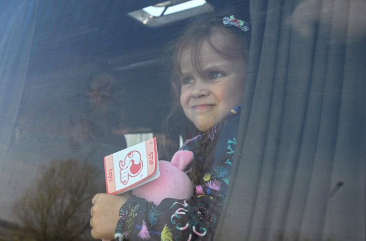 Alguien compró un peluche a esta niña Ucraniana fotografiada en un autobús en Moldavia.