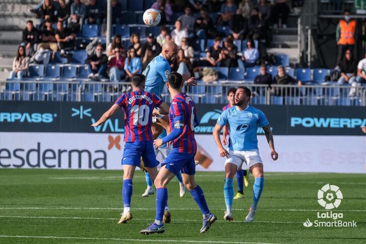Ekain, autor del primer gol local, se lleva un balón aéreo ante Expósito.