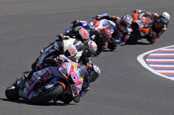 Bastianini, liderando el grupo de cabeza de MotoGP del Gran Premio de la s Américas.