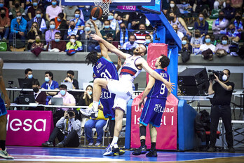 Costello se ha lesionado en el tobillo y no ha terminado el partido.