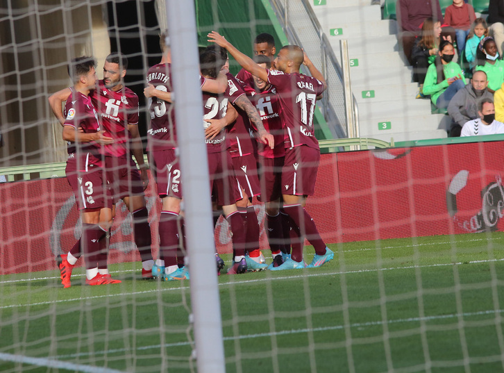Los jugadores realistas celebran uno de los dos goles marcados en Elche.