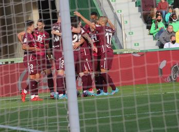 Los jugadores realistas celebran uno de los dos goles marcados en Elche.