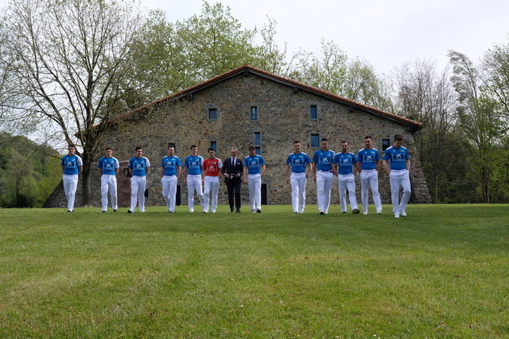 Txapelketan parte hartuko duten pilotariak Txillida Lekun elkartu dira gaur.