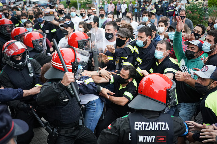 Tensión y forcejeo con la Ertzaintza en una concentración de trabajadores de Tubacex en Amurrio. 