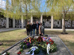 Familiares de Anjel Lekuona, en el cementerio de Praga junto a la directora de Gogora, Aintzane Ezenarro.