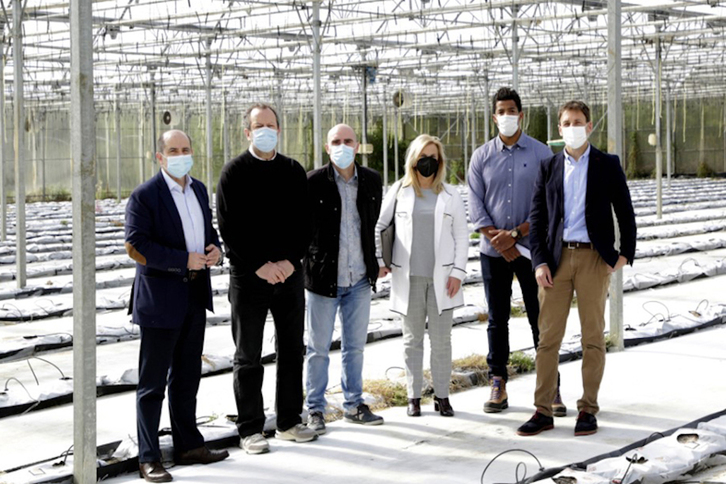 Joseba Argoitiz, Peli Manterola, Leandro Azcue, Maria Pilar Legarra, Anaut Patterson y Sergio Seoane, en las instalaciones de Algaloop.