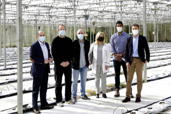 Joseba Argoitiz, Peli Manterola, Leandro Azcue, Maria Pilar Legarra, Anaut Patterson y Sergio Seoane, en las instalaciones de Algaloop.