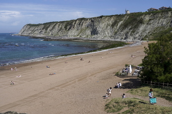 Playa de Arrigunaga, donde ha sido hallado el cadáver de la mujer. 