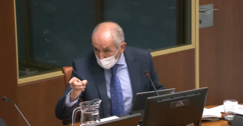 El consejero de Seguridad, Josu Erkoreka, se dirige al parlamentario de EH Bildu Julen Arzuaga durante la comisión de ayer.